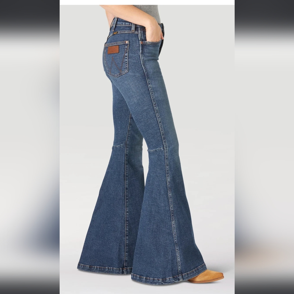 WOMEN'S WRANGLER RETRO® PREMIUM HIGH RISE TRUMPET FLARE JEAN IN JENNA